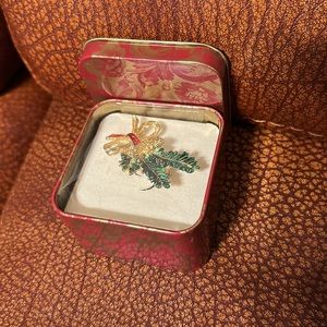 NEW IN THE BOX WOMEN’S CHRISTMAS NEW YEARS HOLIDAYS BROOCH
